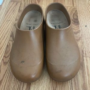 Gardenheir men’s wheat clogs, size 9 men US (42 euro, 8 UK), made in Italy